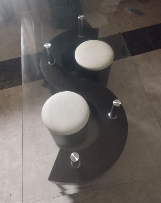 Mesa de sala com 2 bancos