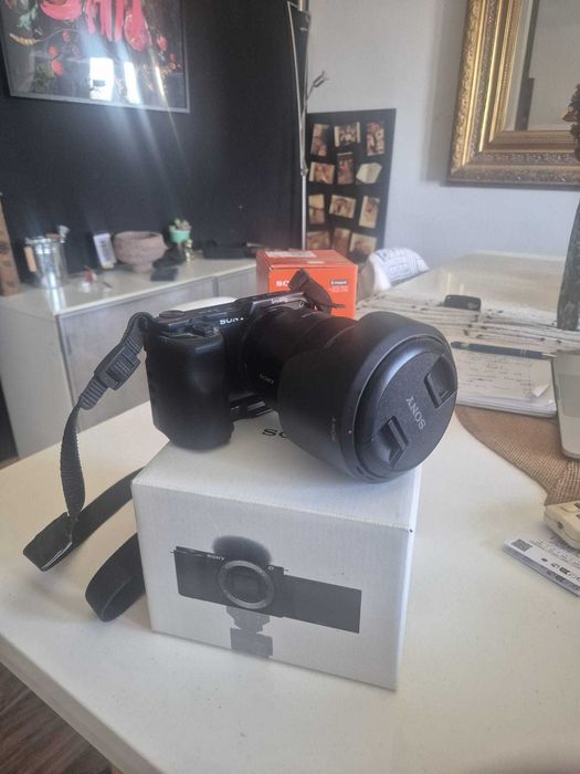 Sony ZV-E10 + 18-105mm F4 G OSS + SmallRig Cage + 2 Baterias
