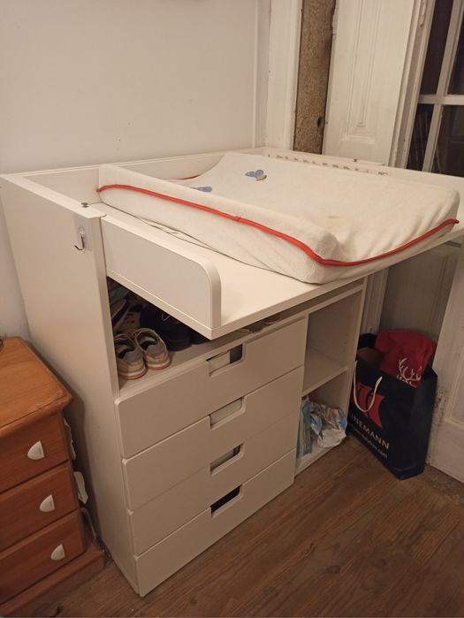 Berço para bebé com camodo para mudar as fraldas