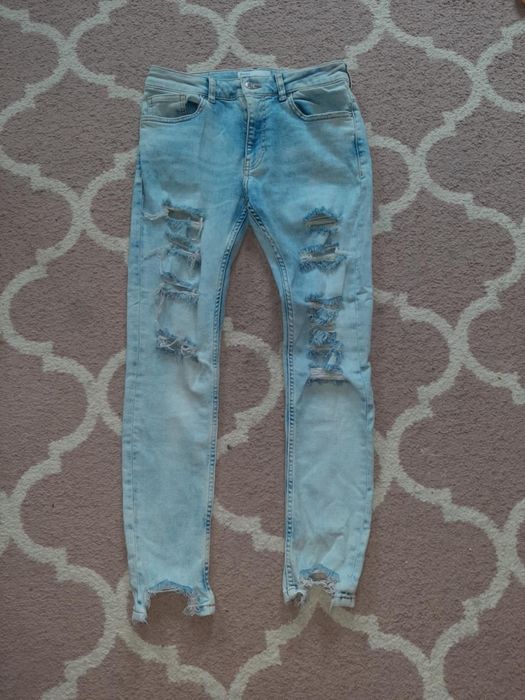 Jeansy damskie z dziurami