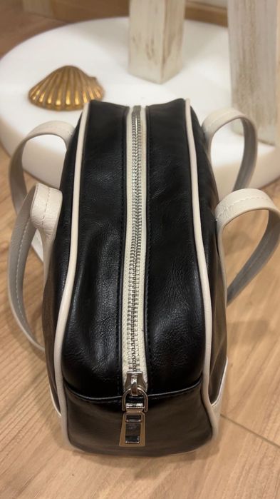 Bolsa / Mala Mulher Estilo Bowling/Duffle - Preta com Detalhes Brancos
