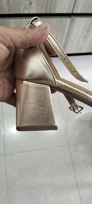 Sapato dourado cerimónia