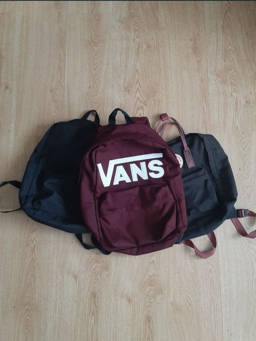 червоний рюкзак vans та чорний рюкзак fjallraven kanke