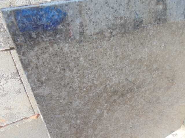 tenho três pedras de mármore