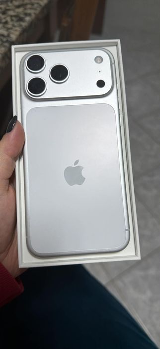 Vendo iphone 17 pro max
Este só foi aberto e ligado para ver se estava tudo direitinho e poder confirmar garantia em foto da Apple
