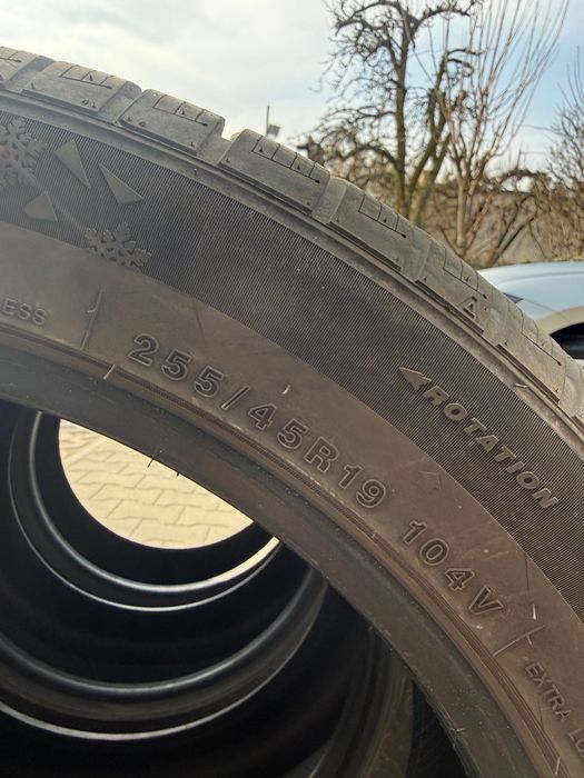 Praktycznie nowe. Opony zimowe 255/45 R19 komplet 4 szt