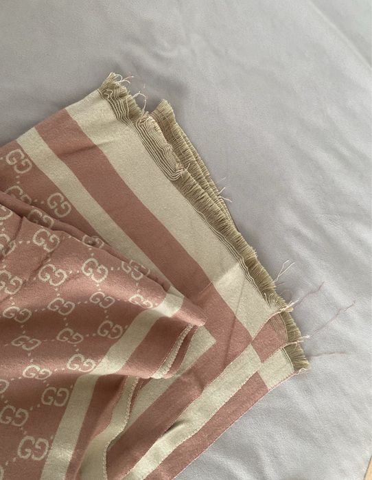 GUCCI – elegancki szal pudrowy róż & beż
