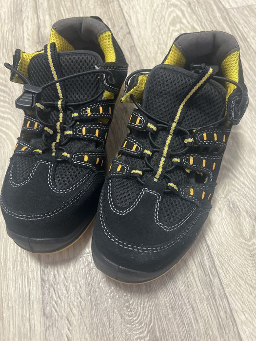 Робоче взуття з залізною вставкою