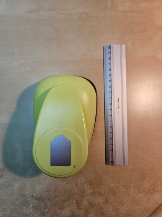 Dziurkacz ozdobny, 7,5cm, etykietka.