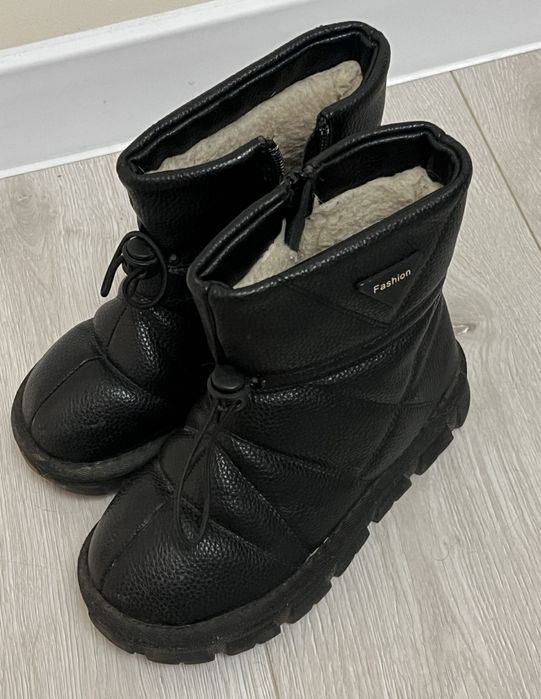 Віддам дитячі сапоги