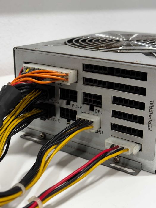 Fonte de Alimentação FSP 1200W Gold 80 Plus Modular (FSP1200-50AAG)