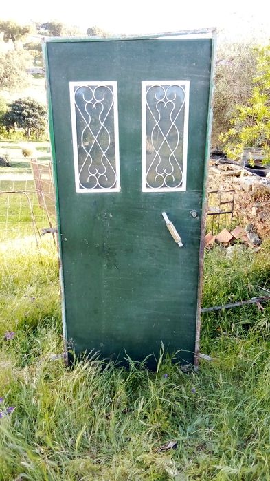 Portas em ferro e lava loiça em inox