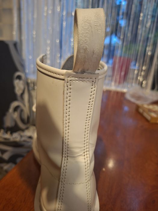 Oryginalne glany Dr Martens białe