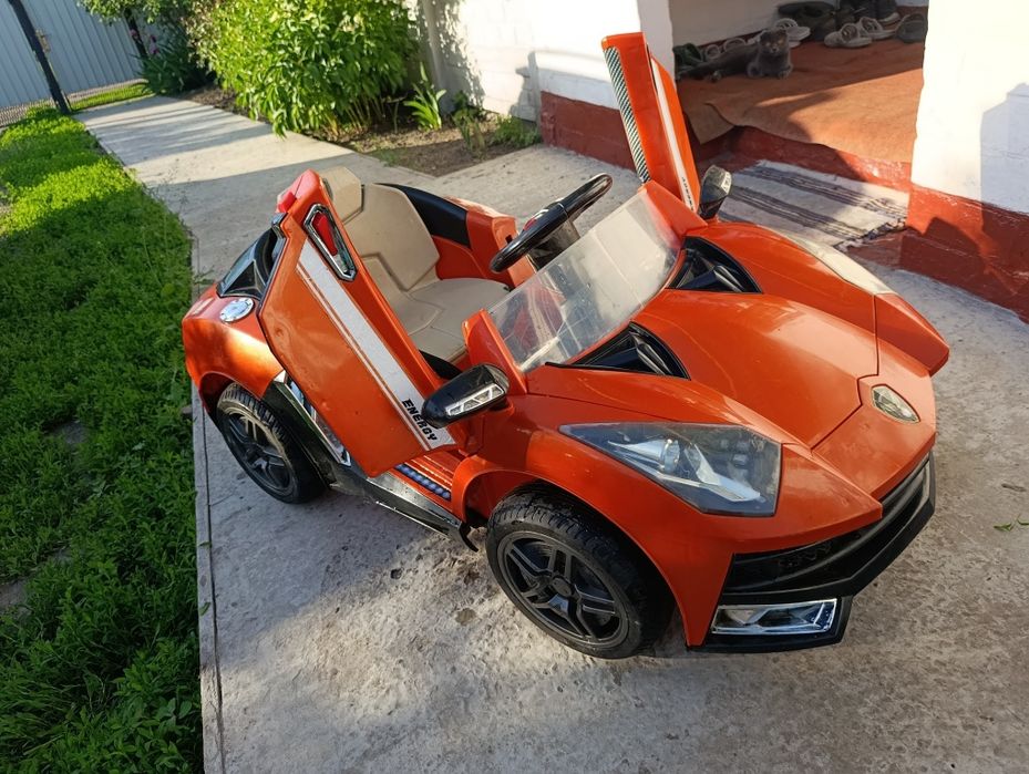 Дитячий електромобіль