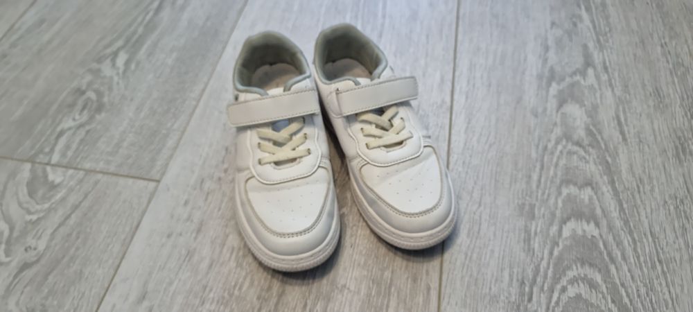 Білі кросівки дитячі