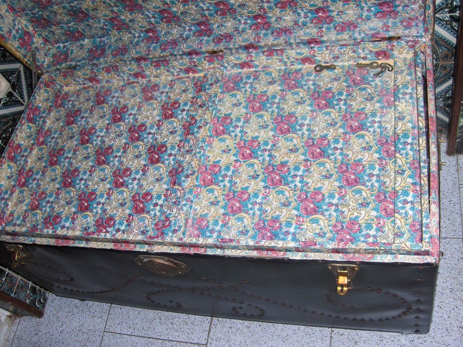 Mala antiga de arrumação em madeira, forrada a napa preta