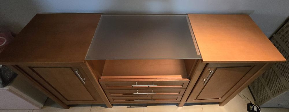 Móvel aparador de madeira