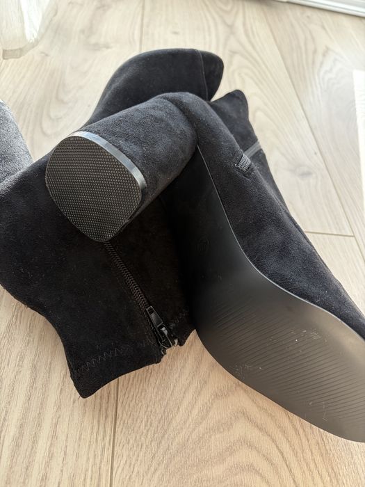 Czarne zamszowe botki z odkrytym palcem (peep toe)
