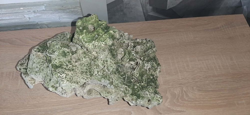 Skała do akwarium z kryjówkami
