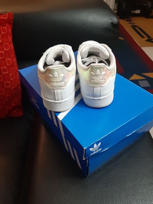 Vendo um par sapatilhas da adidas no 35
