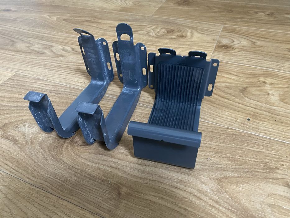 Łącznik rynny do galeco stal 2 i dwa wieszaki