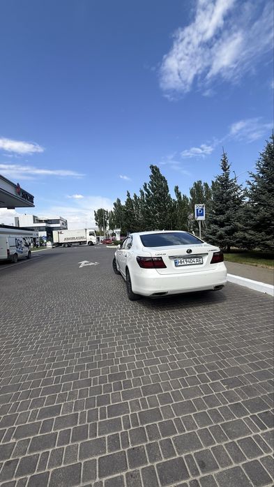 Lexus ls 600 hl в очень хорошем состоянии весь в родной краске!