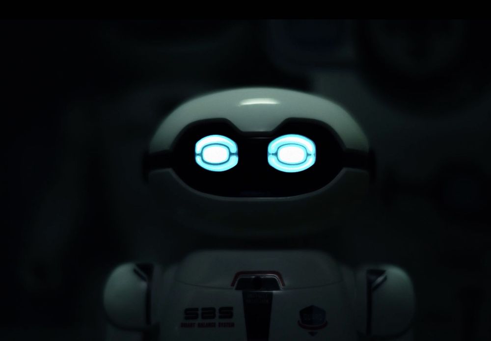 Robô SILVERLIT Macrobot a pilhas e com comando