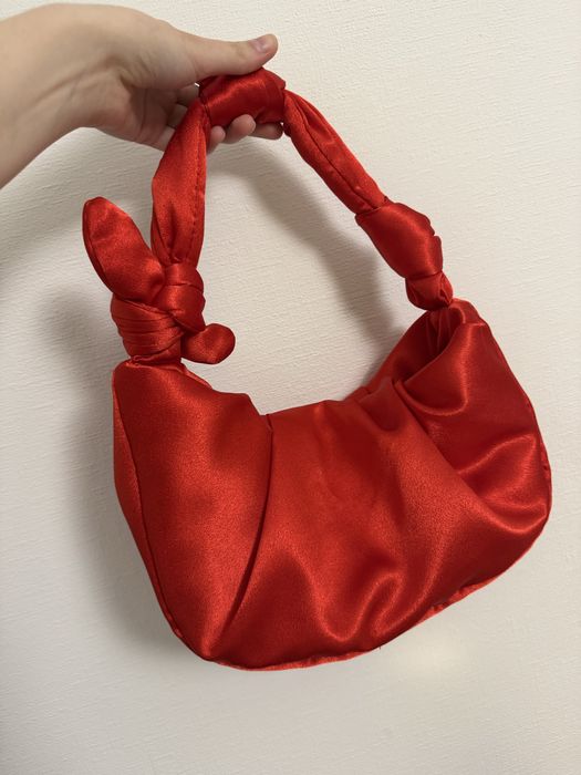 Яскрава червона сумка