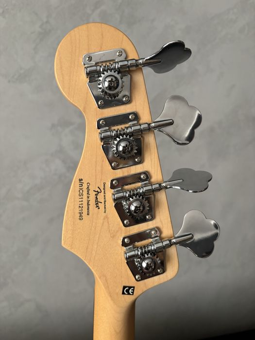 gitara basowa Squier JazzBass