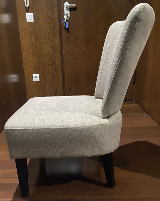 Cadeirão novo em tecido bege