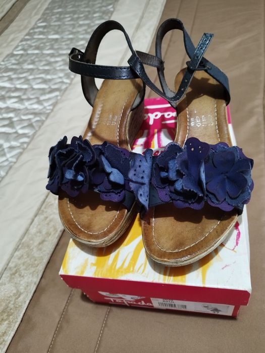 Sandálias azuis com cunha