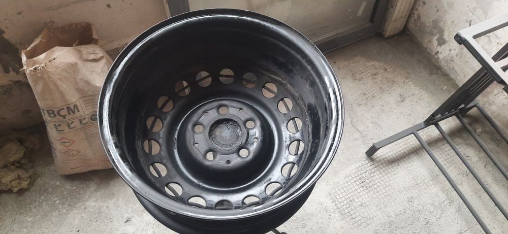 Новий мангал барбекю з диска автомобіля на підставці