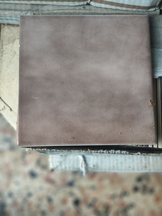 Azulejos brancos malhados e castanho