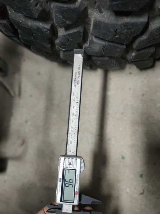 4 pneus usados STT Pro 285/74R16 c jantes furacão Defender