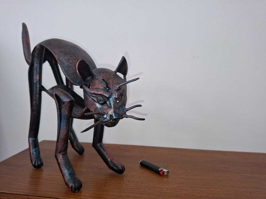 Кована скульптура "Киця"