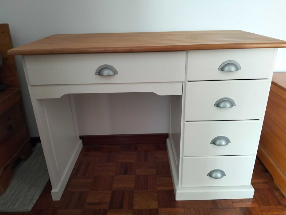 Secretaria com gavetas