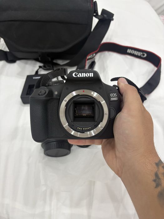 Canon EOS 2000D + 18-55mm — Como Nova