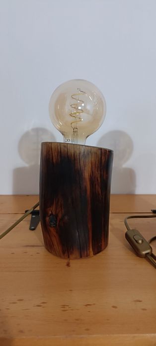 Candeeiro rústico madeira feito á mão.