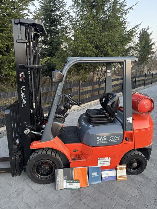 Wózek widłowy Toyota 7fgf25 tylko 2919 godzin oryginał 6 m podnoszenia