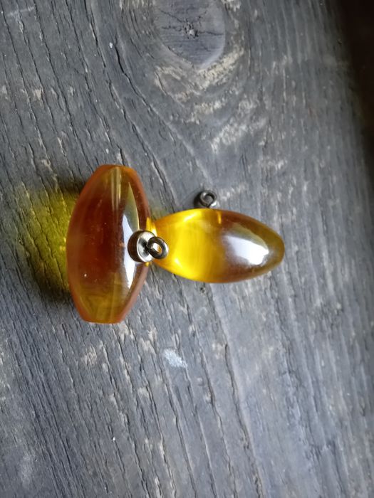 Guziki, ozdoby bursztynowe 2szt.
