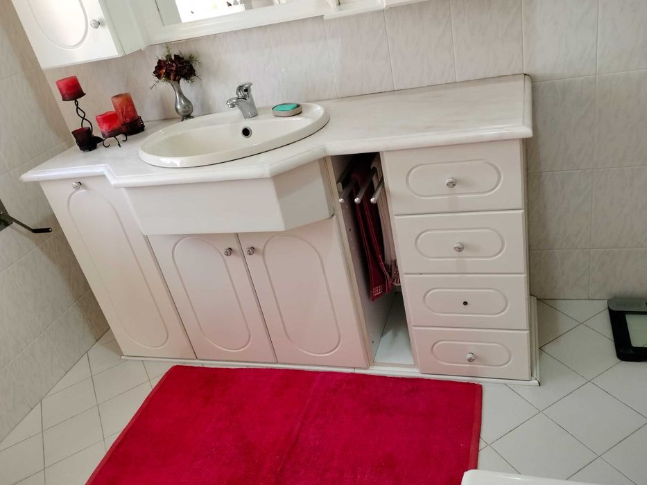 Lavatório e móvel de casa de banho usado