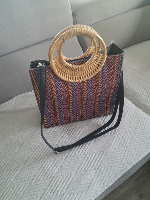 Dwa worki ubrań,  buty i torebki