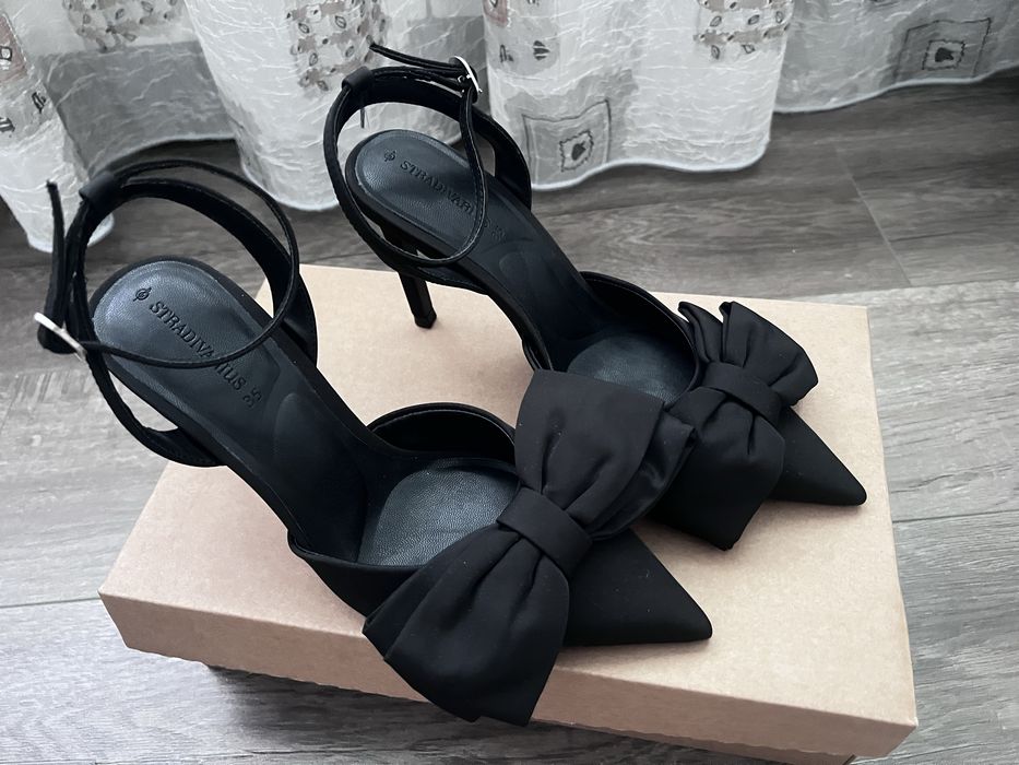 Чорні босоніжки Stradivarius з бантиками, 35 розмір
