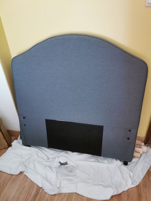 Cama solteiro forrada.
