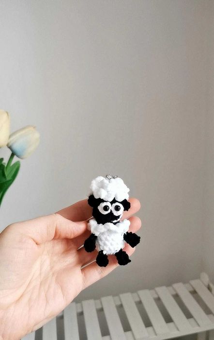 Baranek Shaun na szydełku, owieczka, brelok, zawieszka handmade