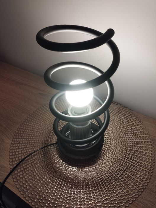 Lampa stołowa handmade ze sprężyny