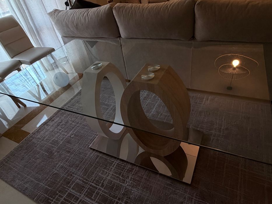 Mesa de jantar tampo de vidro com pé elegante