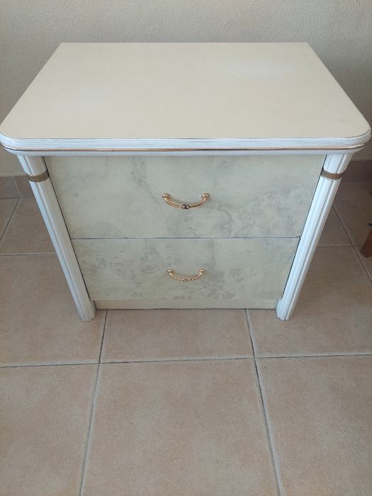 1 mesa de cabeceira vintage