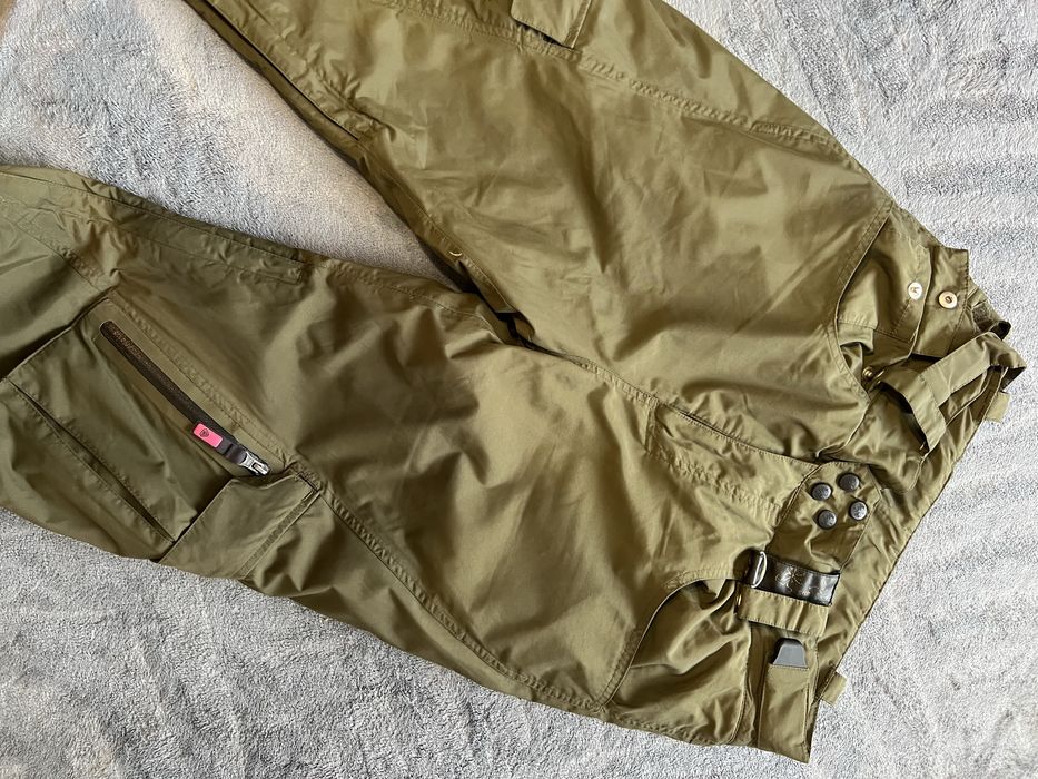 Лижна куртка, штани та окуляри.