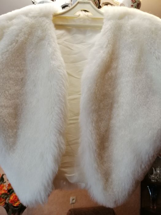 Жилет, накидка. Подойдёт для свадебной церемонии.